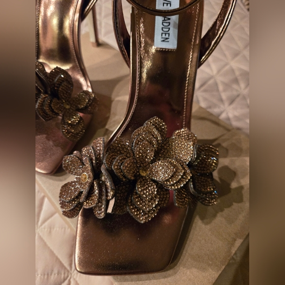 Ladies Shoe - Picture 3 of 6